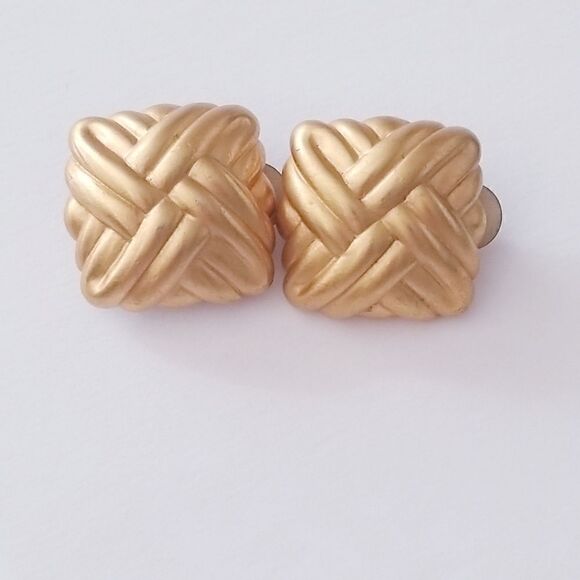 Anne Klien signature satin gold Matte textured square earrings - Picture 4 of 8